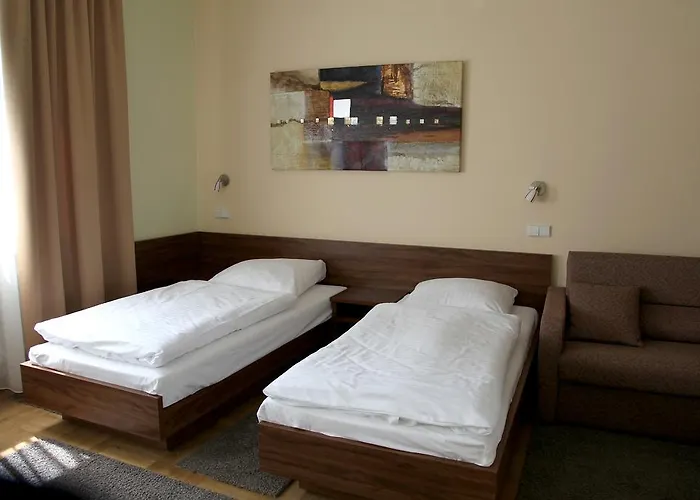 Am Charlottenplatz 3*